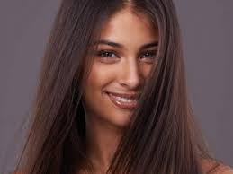 I'm sure that many of you can agree that going from super straight hair to any look with curls can be difficult, especially if your hair doesn't tend to hold curl for very long. 10 Natural Ways To Straighten Your Hair