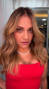 Transformação alinhada com as tendências de 2025: fundos naturais  iluminados com técnicas que valorizam o contraste suave e a profundidade  dos fios. O foco é realçar a beleza natural com um toque de ...