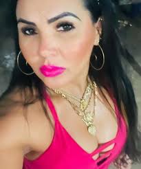 Rainha' presa pela PF é empresária e ostenta joias de ouro nas redes  sociais