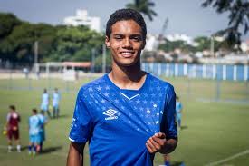 O clube demitiu o técnico gilberto fonseca, o preparador físico ângelo alves e o analista de desempenho. Ronaldinho S Son Signs To Cruzeiro