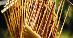 Angklung angklung termasuk dalam alat musik melodis, karena memiliki perbedaan karakter suara. 10 Alat Musik Tradisional Jawa Barat Yang Populer Bukareview