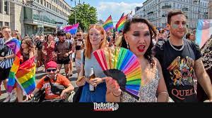 Christopher street day hat tausende feiernde nach berlin gezogen. Berlin Thousands Take Part In Christopher Street Day Marches The Berlin Spectator