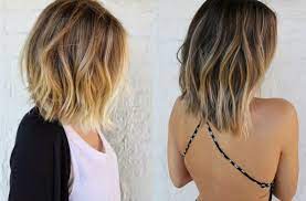 Le balayage va permettre de travailler par petites touches pour éclaircir des mèches, et s'avère bien pratique pour éviter une démarcation à la repousse. Balayage Blond Cheveux Mi Longs Coloration Partielle Short Hair Balayage Balayage Hair Short Hair Styles