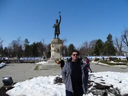 În planul doi se află sculptura turnată în bronz sculptorul alexandru plămădeală. Centenar Romania Ep 1 Primul Stop Chisinau 27 Martie 2018