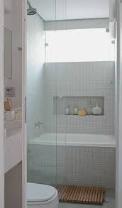 O banheiro fechado com vidro deixa tudo mais iluminado e moderno. Acima Da Banheira De Hidro Um Nicho Para Todos Os Cosmeticos Ideiasdiferentes Jacuzzi Banheiro Pequeno Banheiro Pequeno Com Chuveiro Banheira Com Chuveiro