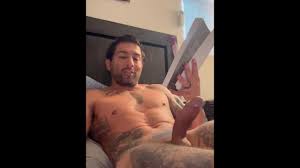 Homme Sexy Tatoué Avec Assez Grosse Bite Fait De La Lecture Coquine Le  Matin. - Pornhub.com