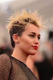 Eye makeup · short hair styles · hair cuts · hair beauty. Capelli Corti Scalati Come Gestirli In Quarantena Vogue Vogue Italia