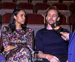 Photo of tom hiddleston with zawe ashton and their onstage daughters at sardi's in nyc on december 5, 2019 for fans of tom hiddleston 43135097 Pin En Astonishing Tom Hiddleston