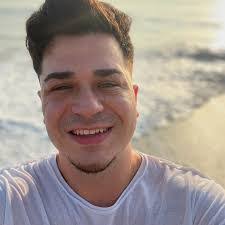 Sam Macphee's Instagram, Twitter & Facebook