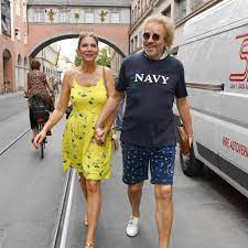 In einem interview hat der moderator jetzt von der frau an seiner seite geschwärmt und sie. Thomas Gottschalk Mit Seiner Karina Flaniert Er Durch Munchen Gala De