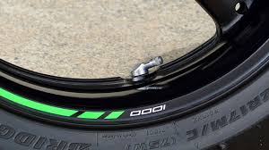 Q＆A】横型エアバルブのメリットは、空気の入れやすさだけじゃない？【バイクトリビア006】│WEBヤングマシン｜新車バイクニュース