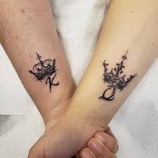 Skapar och utför personliga tatueringar. 15 Stylish King And Queen Tattoos For The Best Couples