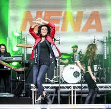 Dort tritt sie mit ihrer band auf der waldbühne in bergen auf. Fjmba1u2ca7sam