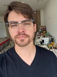 Brenna Russell's Instagram, Twitter & Facebook