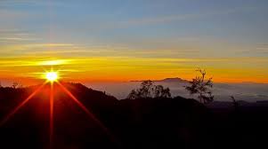 Matahari memang terbit dari satu arah, tapi sinarnya melingkupi segala arah. 7 Spot Matahari Terbit Tercantik Di Malang Outbound Di Batu Malang