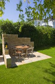 Einen Ruhigen Sitzbereich Im Garten Schaffen Das Geht Prima Mit Der Romano Mauer Platten Und Mauer H Garten Landschaftsbau Gartengestaltung Steinmauer Garten