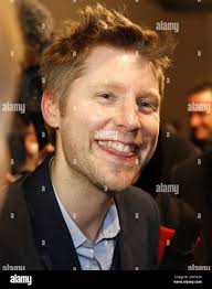130218) -- LONDON, Feb. 18, 2013 (Xinhua) -- Christopher Bailey, the Chief  Creative Officer of Burberry, is interviewed by the media after the  Burberry Prorsum Autumn/Winter 2013 Womenswear Show at Kensington Gardens