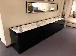 Sideboard Jorel Von Interluebke In Lack Schwarz Glanzend Die Abdeckplatte Ist Aus Echtem Marmor Arabescato Corcia Glanzen Sideboard Interlubke Home Decor