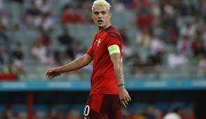 Granit xhaka joins arsenal from borussia mönchengladbach, saying it is a 'dream come true' to join the london club. Schweiz Granit Xhaka Wehrt Sich Gegen Kritik Die Leute Versuchen Diese Mannschaft Kaputt Zu Machen