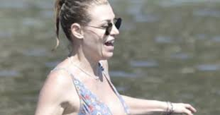 Watch lorenzo guerrieri in action, including the first picture shoot at the read more: Barbara Berlusconi Ritorno Super Sexy Pizzicata In Spiaggia Cosi Questa Foto E Niente Bastardandpoors