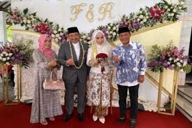 Foto yg lagi akad nikah di kampung : Resmi Nikah Lagi Wakil Bupati Karanganyar Bulan Madu Di Rumah Saja