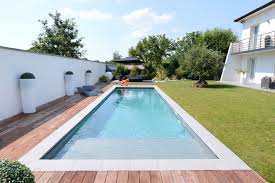 Jolie Piscine Rectangulaire Avec Plage Immergee Et Revetement Crystalroc A Base De Cristaux De Marbre Piscine Rectangulaire Piscine Piscine 8x4