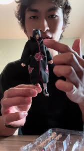 Itachi Sentado En Poste