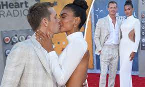 Joel kinnaman avouched his love and we can see it in kelly gale's engagement ring! Kelly Gale Packs On The Pda With Joel Kinnaman At The Suicide Squad Premiere Daily Mail Online