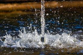 Es común tener que añadir agua a la fuente durante los primeros días después de ponerla en funcionamiento para asegurarse de que la bomba permanezca sumergida. Como Hacer Una Fuente De Agua Bricolaje