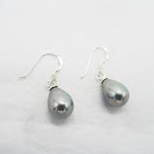 Perles de tahiti, perles de chine, perles du japon pour orner chaque boucle d'oreille. Boucles D Oreilles Perle Grise Nacree Ethnique