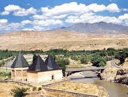 Sultan Melik Turbesi Kemah Erzincan Turbenin Altinda Bir Mumyalik Bulunuyor Giris Kapisinin Altinda Bulunan Bir Kapidan Merdivenle Mum Turkiye Sultan Dunya