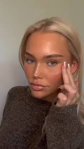 We know Bubble Gum brought the candy, but Chin Up brought the glow 💖🍭✨  @elinawallroth