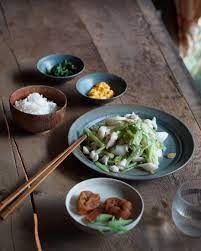 小羅老師新作品腦袋混沌的一個早上 爬不起來去買菜 後腦勺像被敲過 費力清過的冷凍庫裡只剩花枝 胡亂炒成午餐 芹菜的清香卻好像有點喚醒我 換上短袖短褲 把前幾天買來 小羅老師的新作品 好好擦拭整理了一下 稍微振奮過後 清爽的午餐吃起來終於有點精神