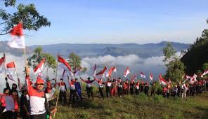Gunung ledang (1,276 m) pandangan dari sungai muar, johor. Nusabali Com 75 Bendera Merah Putih Dikibarkan Di Puncak Gunung Abang