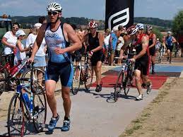 Triatlon sözcüğü, yunanca'da üç anlamına gelen treis ile yarışma anlamına gelen athlos sözcüklerinin birleşmesinden oluşuyor. Triatlon Nedir Triatlon Sporu Ve Etaplari
