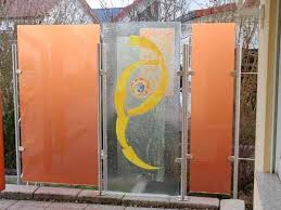 Windschutz Und Sichtschutz Aus Farbigem Glas Und Edelstahl Windschutz Farbiges Glas Sichtschutz Terrasse Glas