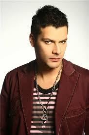 Esta serie también muestra la valentía y el dolor que sufrieron las personas que lucharon contra escobar y las victimas que dejo su vida delictiva. Tommy Vasquez Wikipedia La Enciclopedia Libre