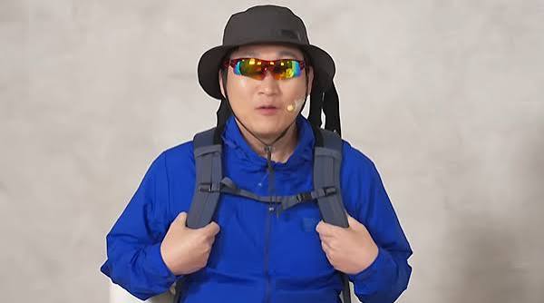 등산복 차림 전재학, 로스트아크 3티어 구간 완화한다