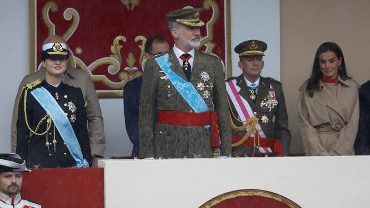 El rey Felipe, empapado, y la reina, obligada a protegerse: caos en la  tribuna real