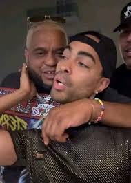 Estos dos andan en amor 🥰 #smallbusiness #Christmas #localcommunity  #christmasmovies #smallbusinessowners #ClassicTV #christmastime #holidayfun  #localartists #facebookgroup