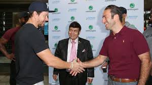 Some of these new locations are to open in sydney's warriewood and narellan, melbourne's craigieburn, brisbane's indooroopilly, and perth's rockingham. Mark Wahlberg Signs Deal To Bring Us Wahlburgers Chain To Australia Daily Telegraph