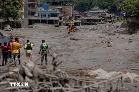 Efforts are underway to rescue more than 100 people trapped in a hydroelectric tunnel in Nepal.