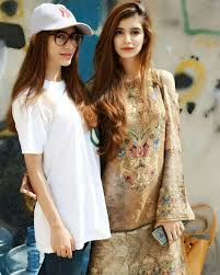 Beautiful Fashion Blogger Sisters Hira Bleeh And Hemayal Attique Beautiful Lovely Prettygirls Hirableeh Hemayala Fashion Pakistani Fashion Indian Fashion