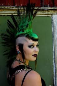 Toto je jednoduchý účes pre romantickú rebelku. 370 Punk Girls Ideas Alternativni Styl Emo Ucesy Rockerky