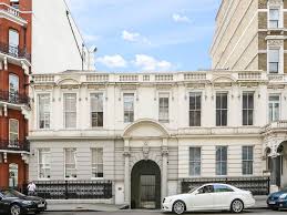 The living space and kitchen on the ground floor are connected to the sleeping areas on the upper floor via a sculptural staircase. Luxury Serviced Apartments London The Harrington Collection