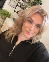 Kari Connors's Instagram, Twitter & Facebook