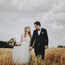 Prinzessin hochzeitskleid brautkleid rückenfrei tüllrock spitze ivory langarm. Luchow Instagram Posts Gramho Com