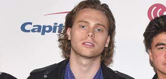 Member of the band 5 seconds of summer (commonly abbreviated as 5sos). Fans Defend 5sos Luke Hemmings After His Ex Girlfriend Lays Into Him On Instagram Capital