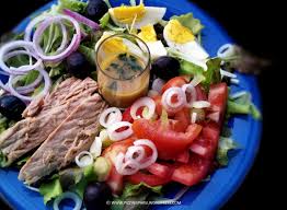 L'insalata nizzarda è il piatto perfetto se volete qualcosa di buono, leggero e, soprattutto, se non avete nessuna voglia di accendere i fornelli. Insalata Nizzarda Storia E Ricetta Pizzinisparsi