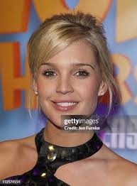 Lisa Maxwell with husband Paul Jessup and daughter Beau Maxwell... News  Photo